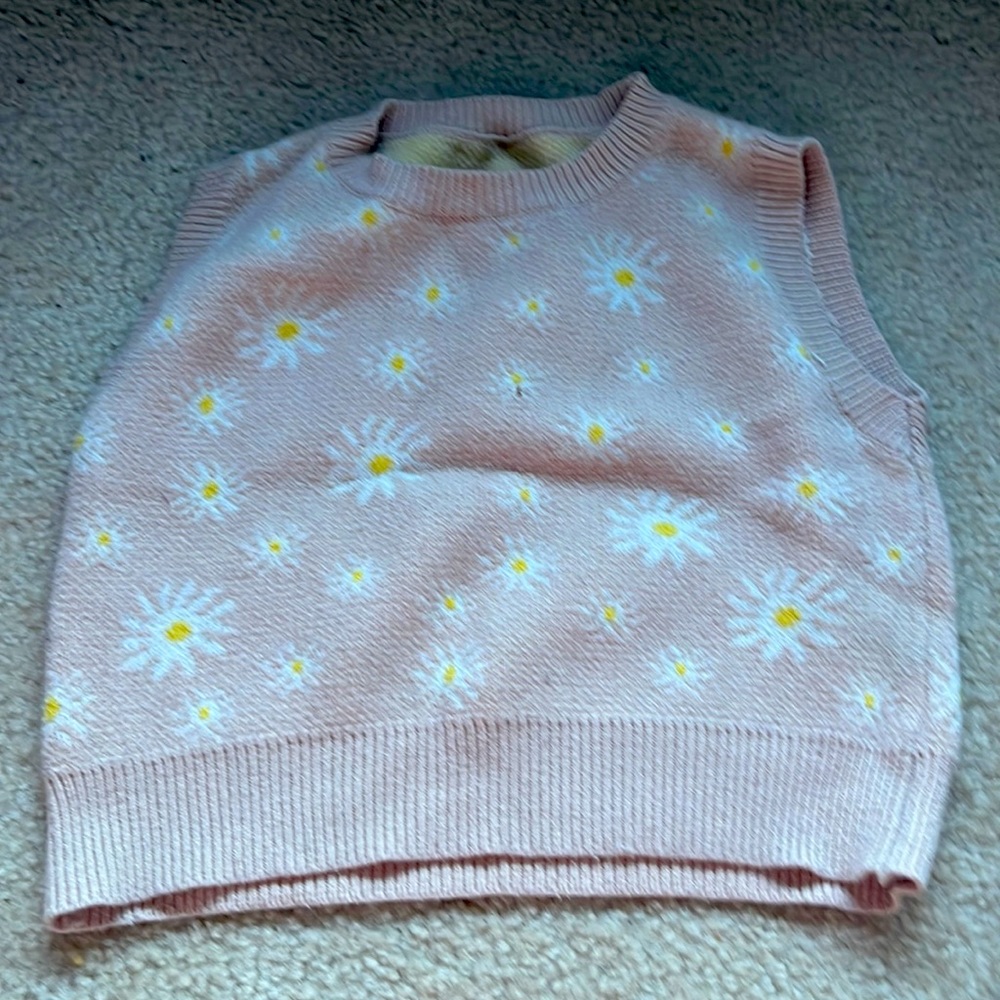 Cream cropped knit sweater vest with Daisy designs